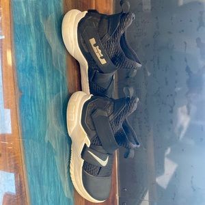 Nike men’s basketball shoes Size 8